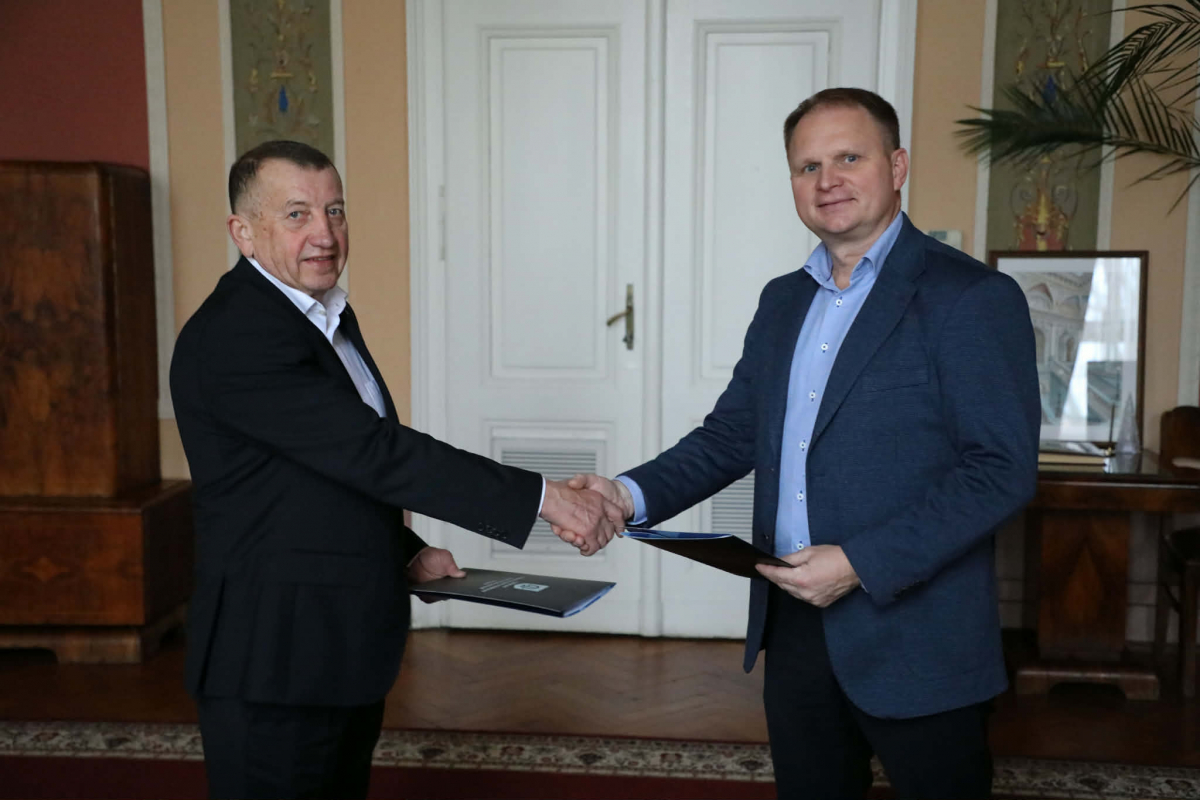 Фото з підписання угоди про співпрацю