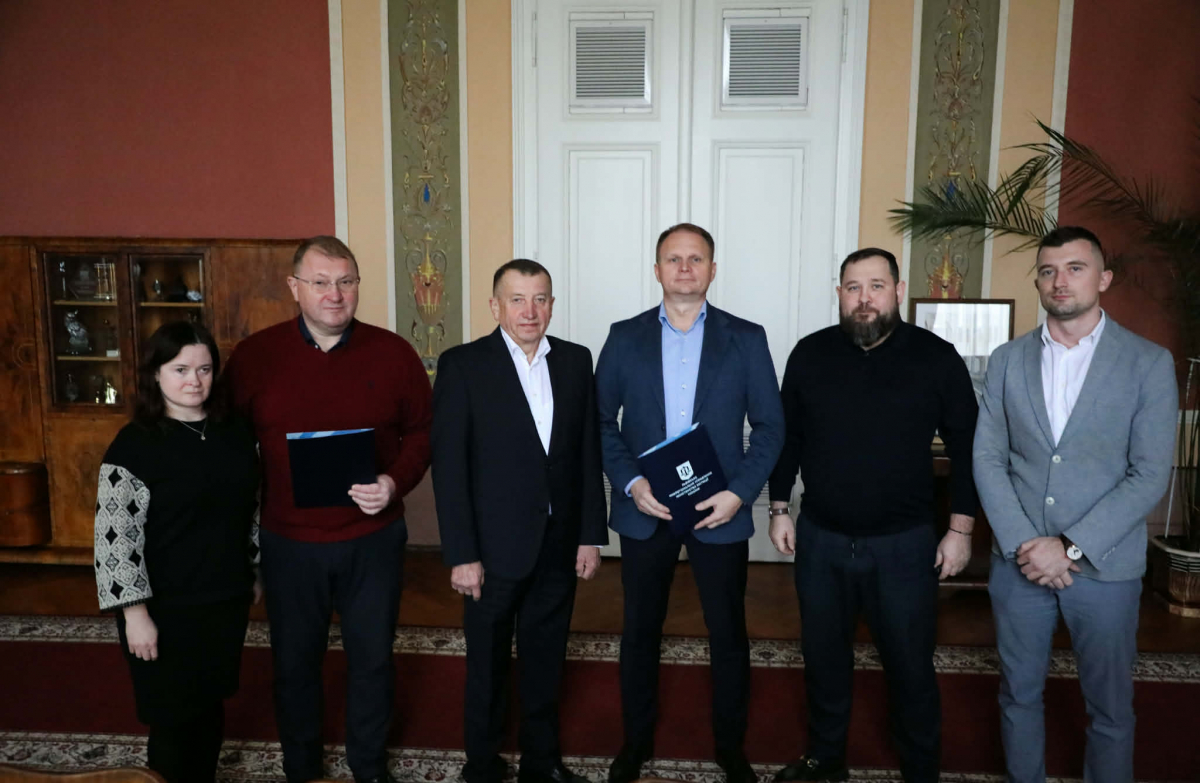 Фото з підписання угоди про співпрацю