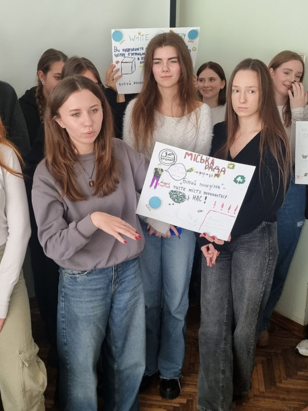 Фото із заходу