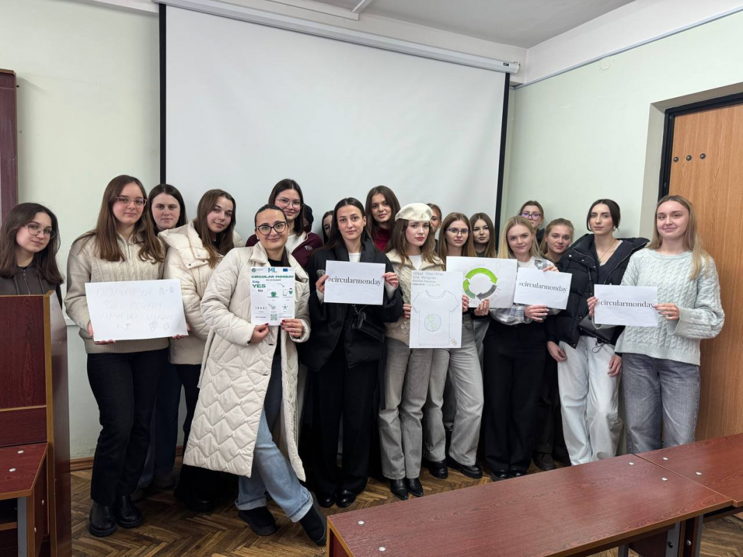 Фото із заходу