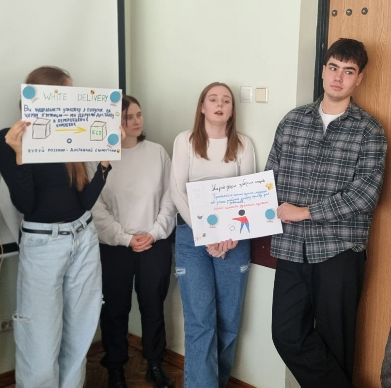 Фото із заходу