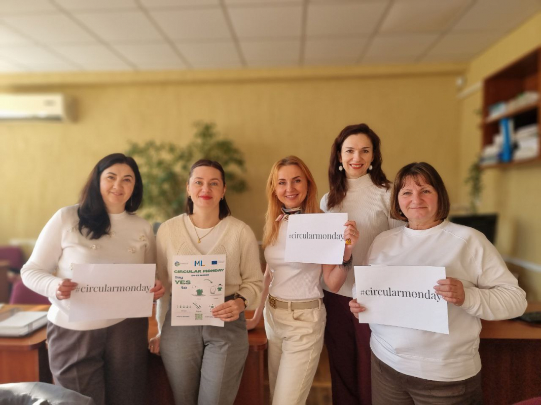 Фото із заходу