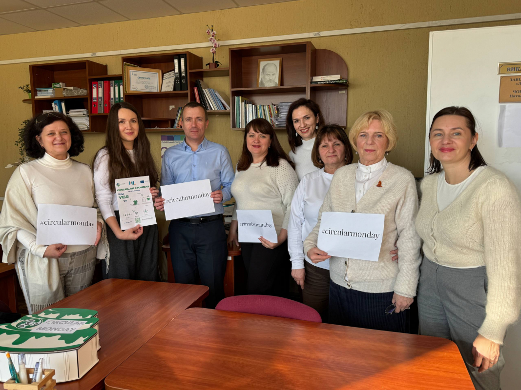 Фото із заходу