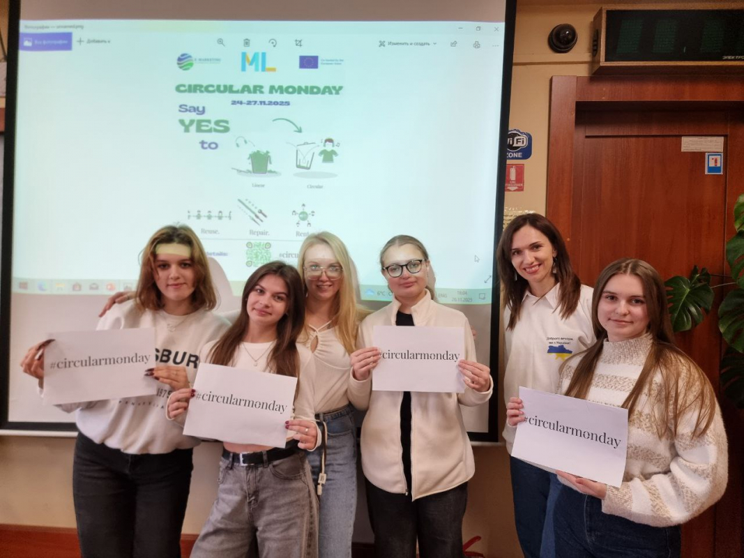 Фото із заходу