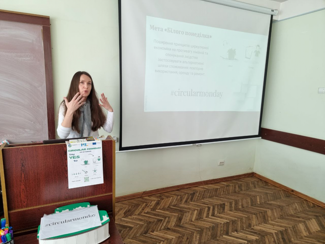 Фото із заходу