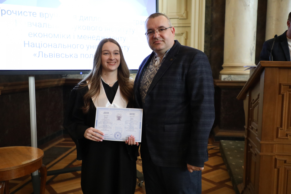 Фото із вручення дипломів