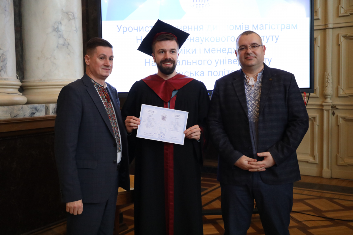 Фото із вручення дипломів