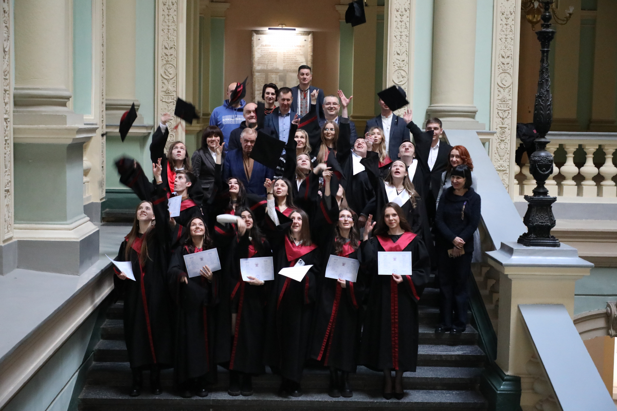 Фото із вручення дипломів