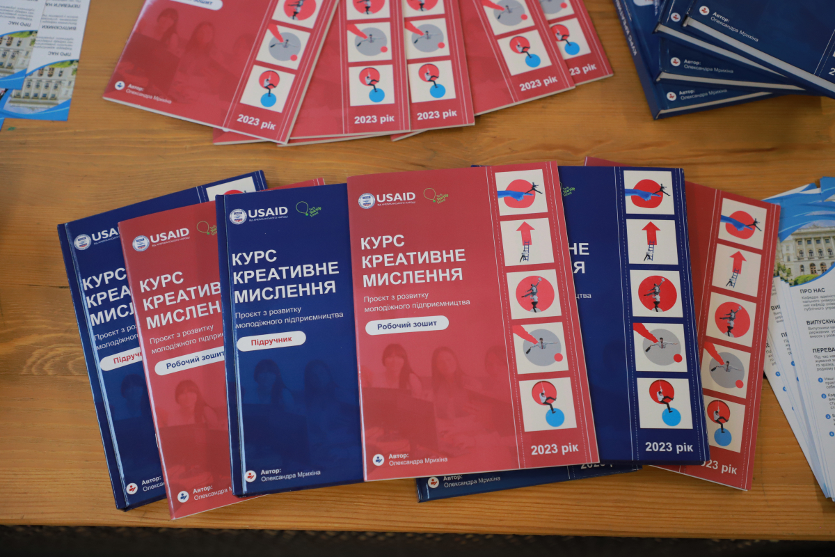 Фото з відкриття школи