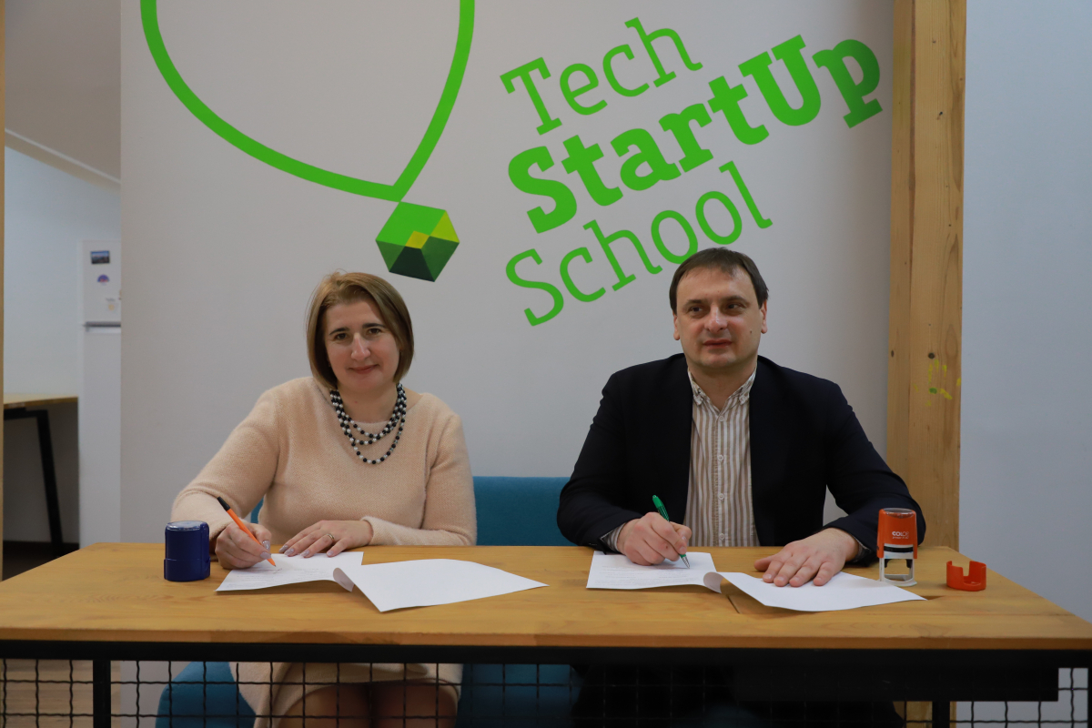 Фото з відкриття школи