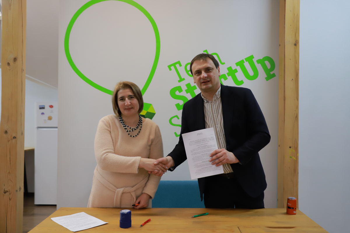 Фото з відкриття школи