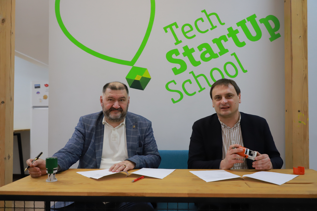 Фото з відкриття школи