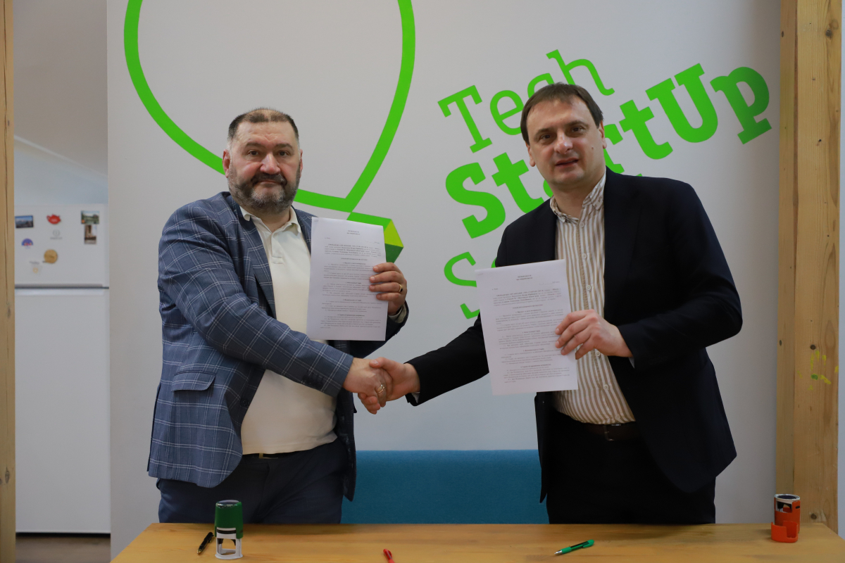 Фото з відкриття школи