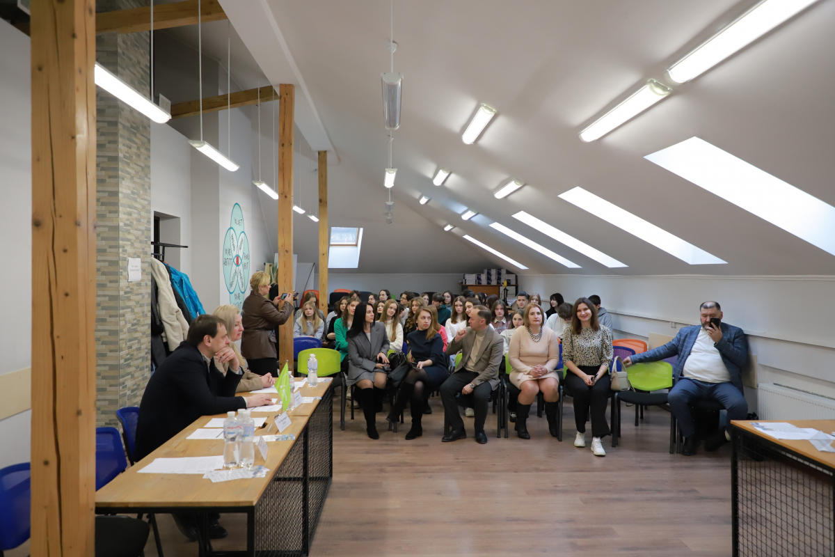 Фото з відкриття школи