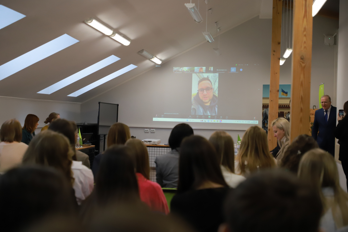 Фото з відкриття школи