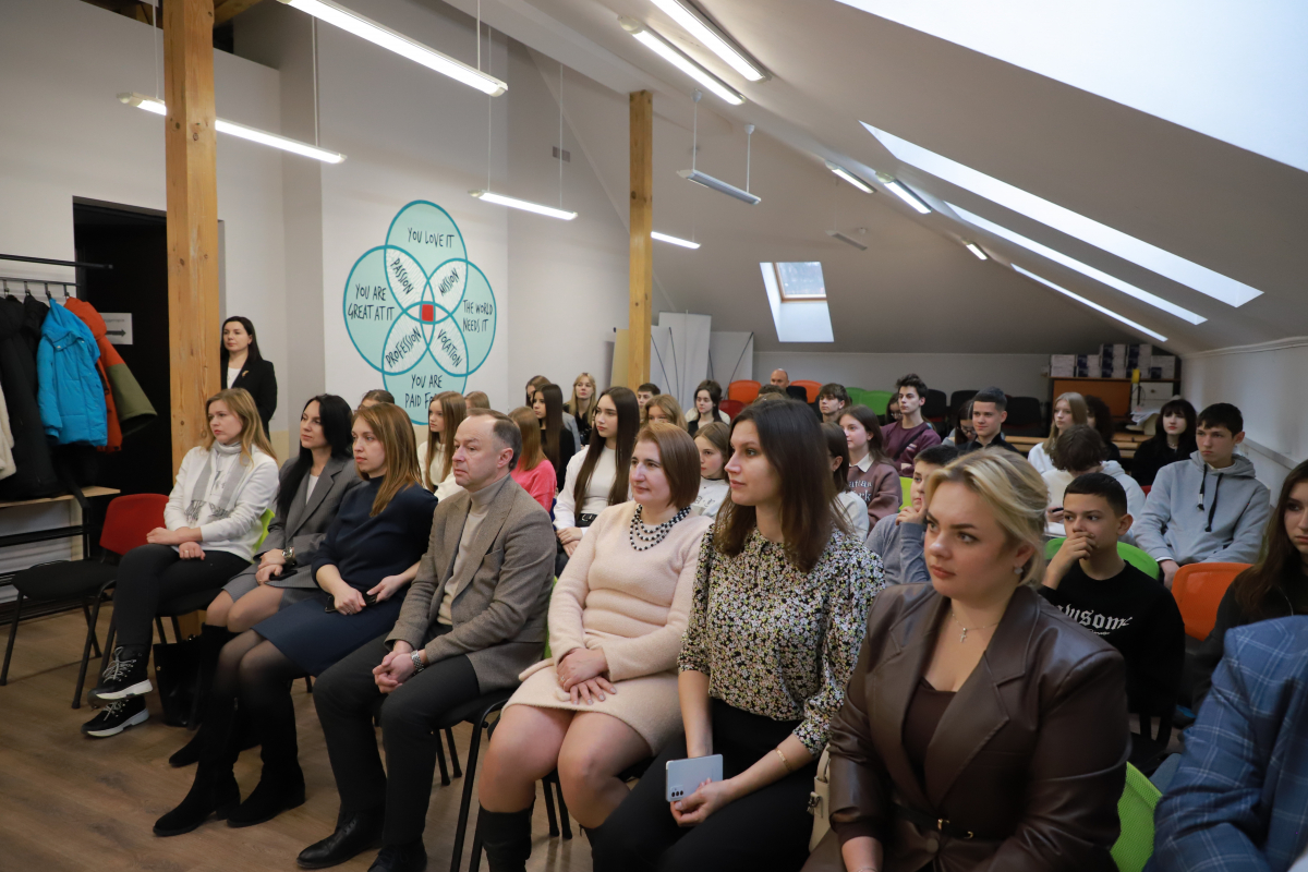 Фото з відкриття школи