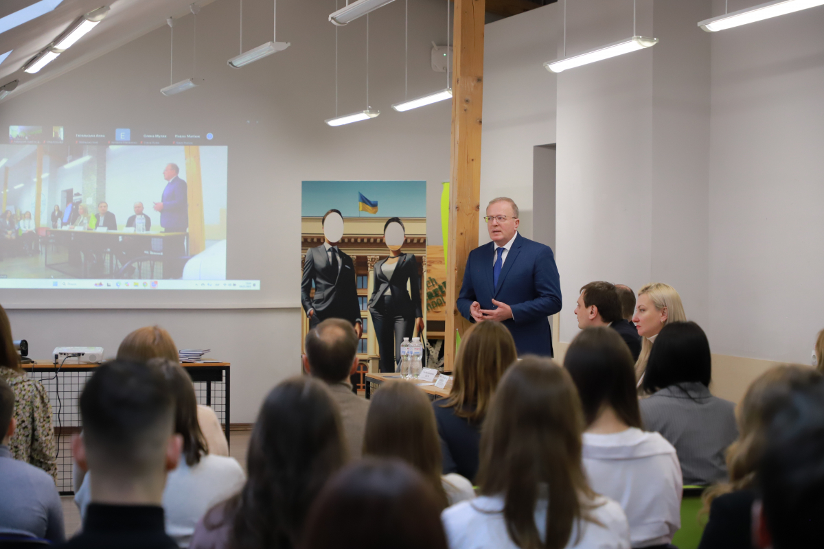 Фото з відкриття школи