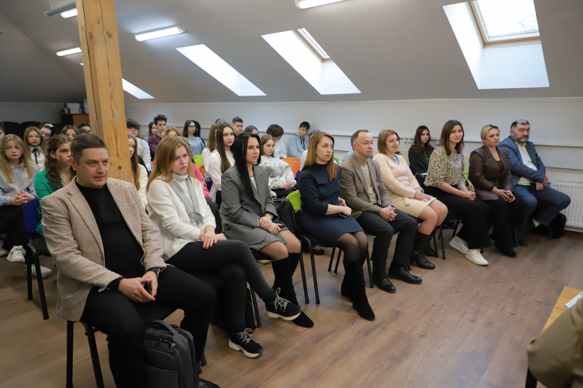 Фото з відкриття школи