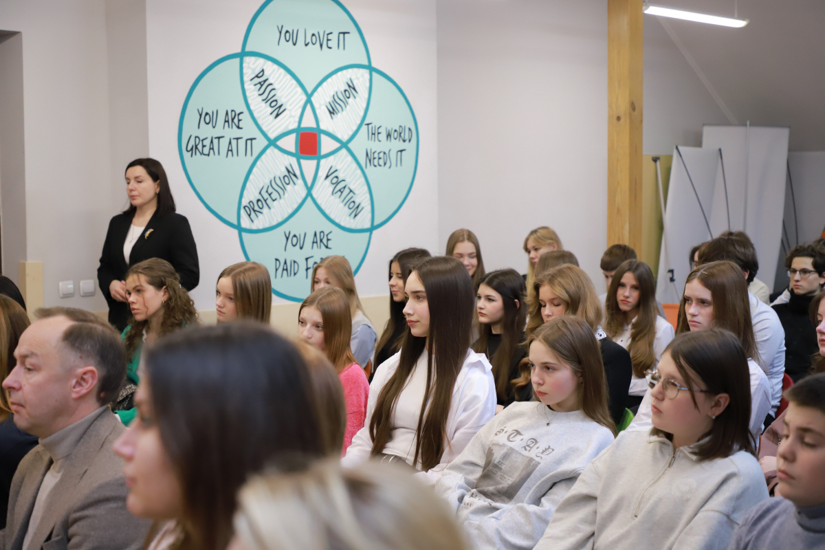 Фото з відкриття школи