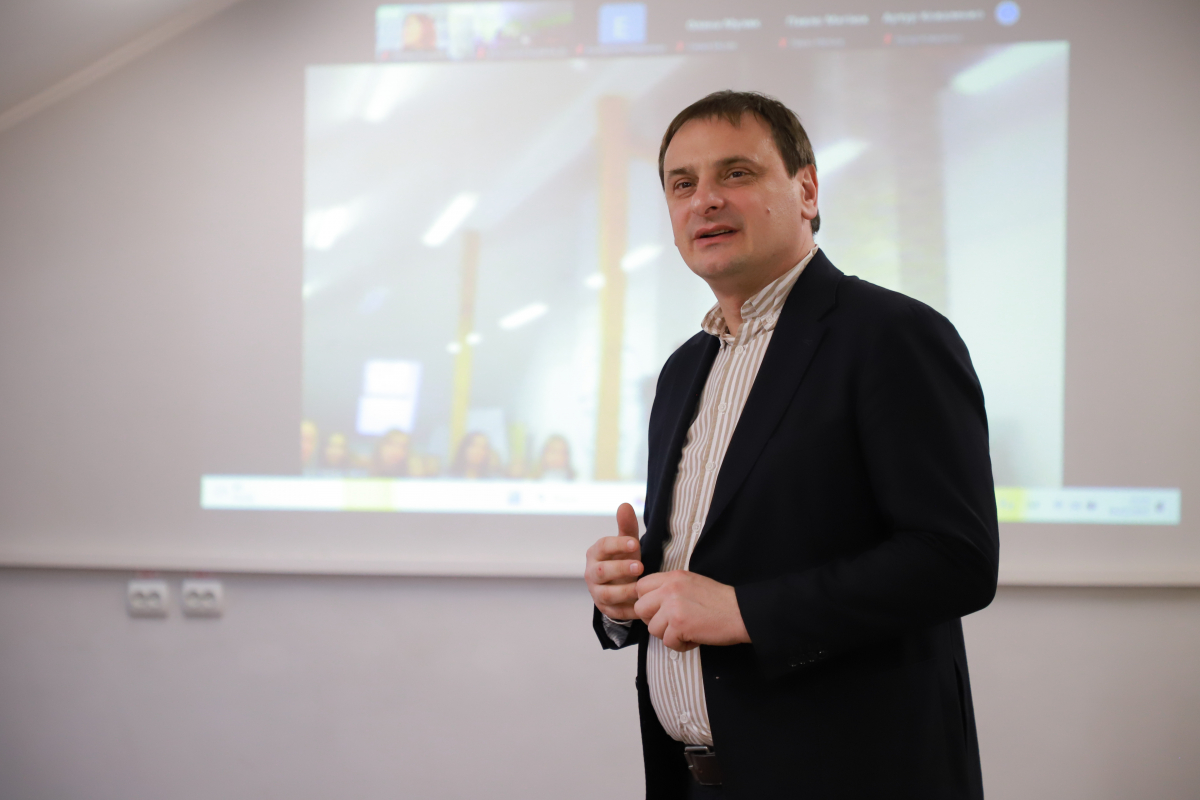 Фото з відкриття школи