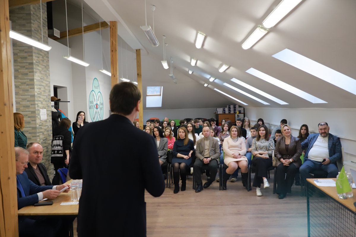 Фото з відкриття школи