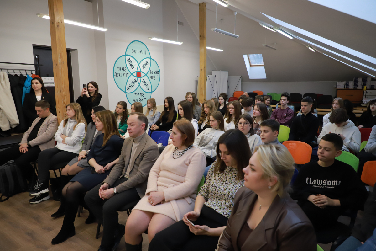 Фото з відкриття школи