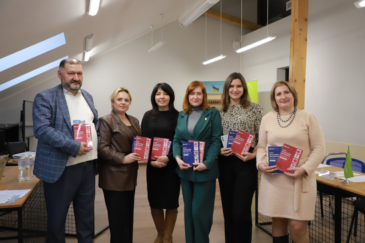 Фото з відкриття школи