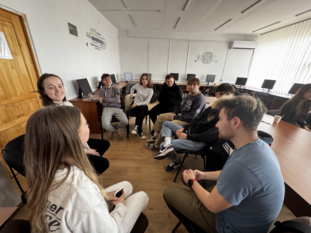 Фото із заходу