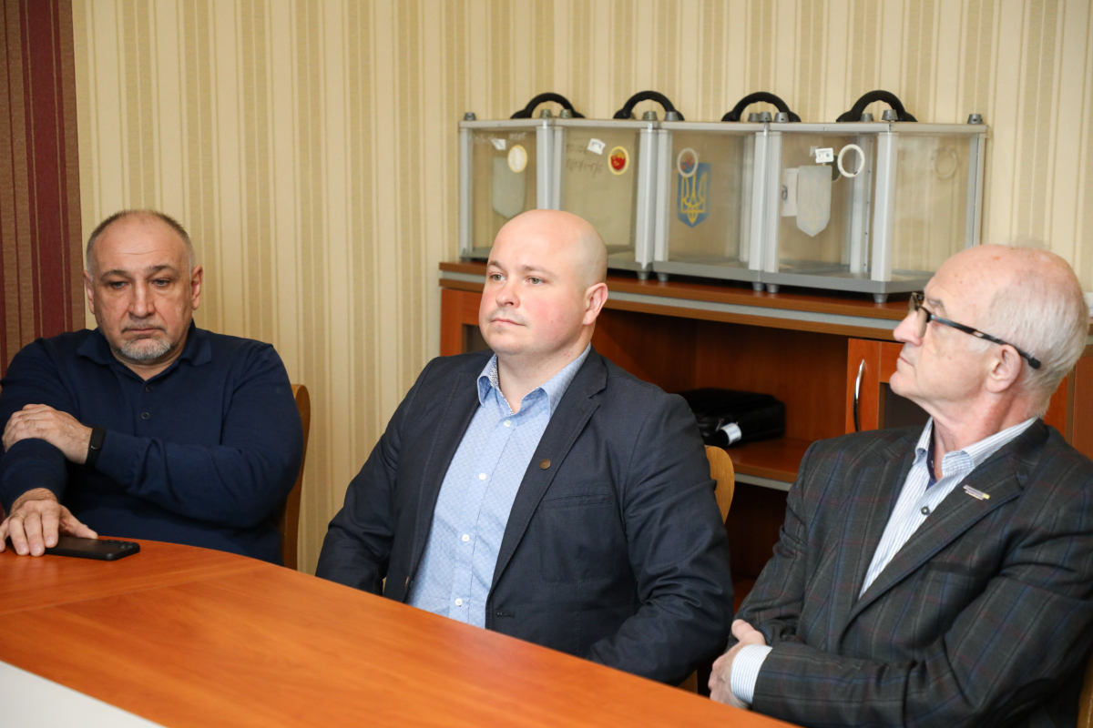 Фото з оголошення результатів виборів