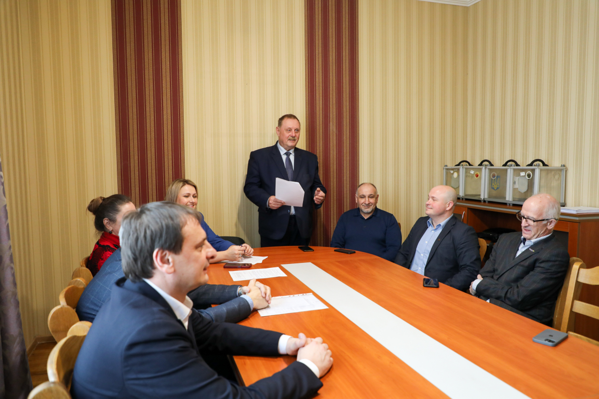 Фото з оголошення результатів виборів