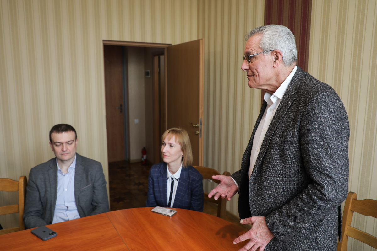 Фото з оголошення результатів виборів