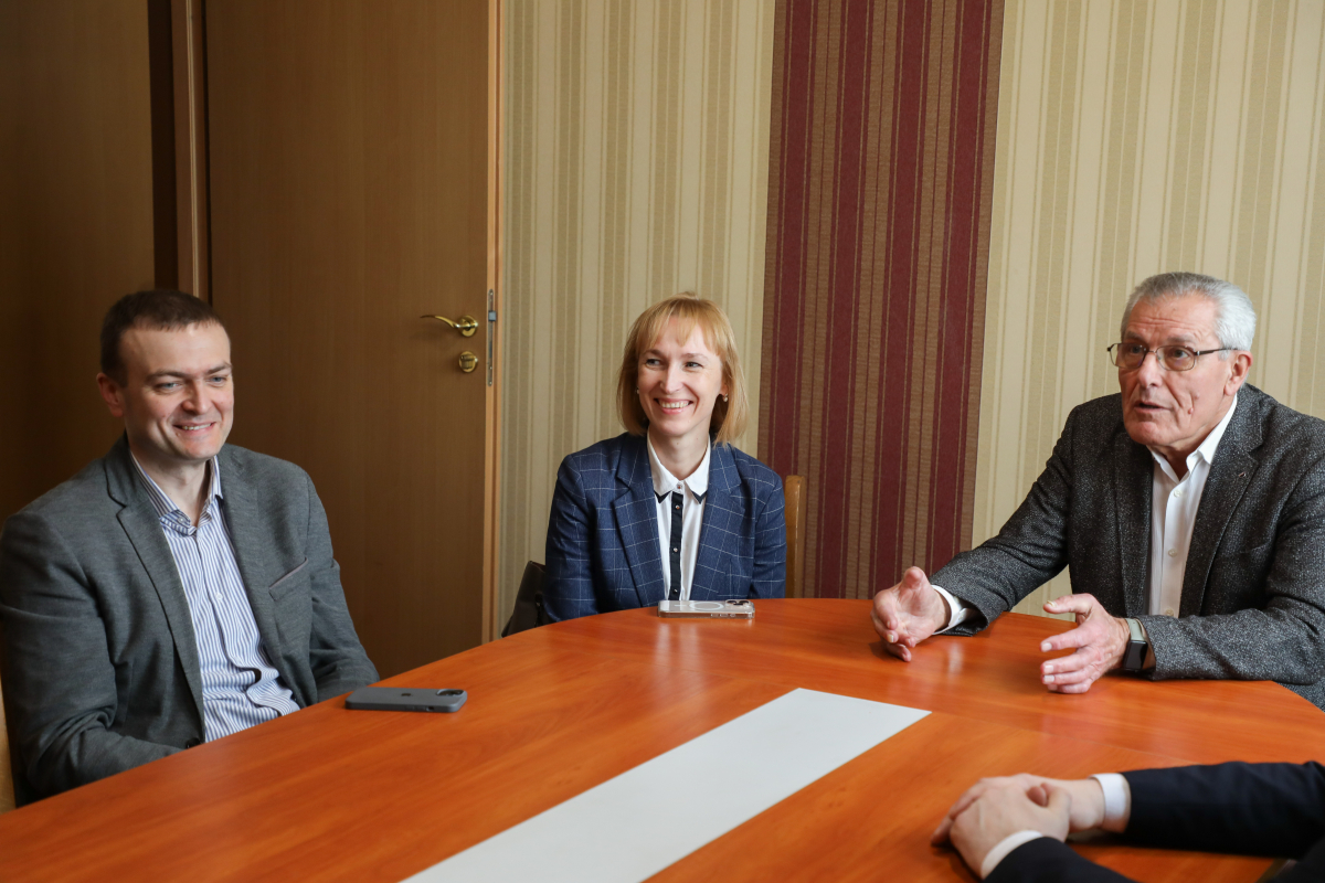 Фото з оголошення результатів виборів