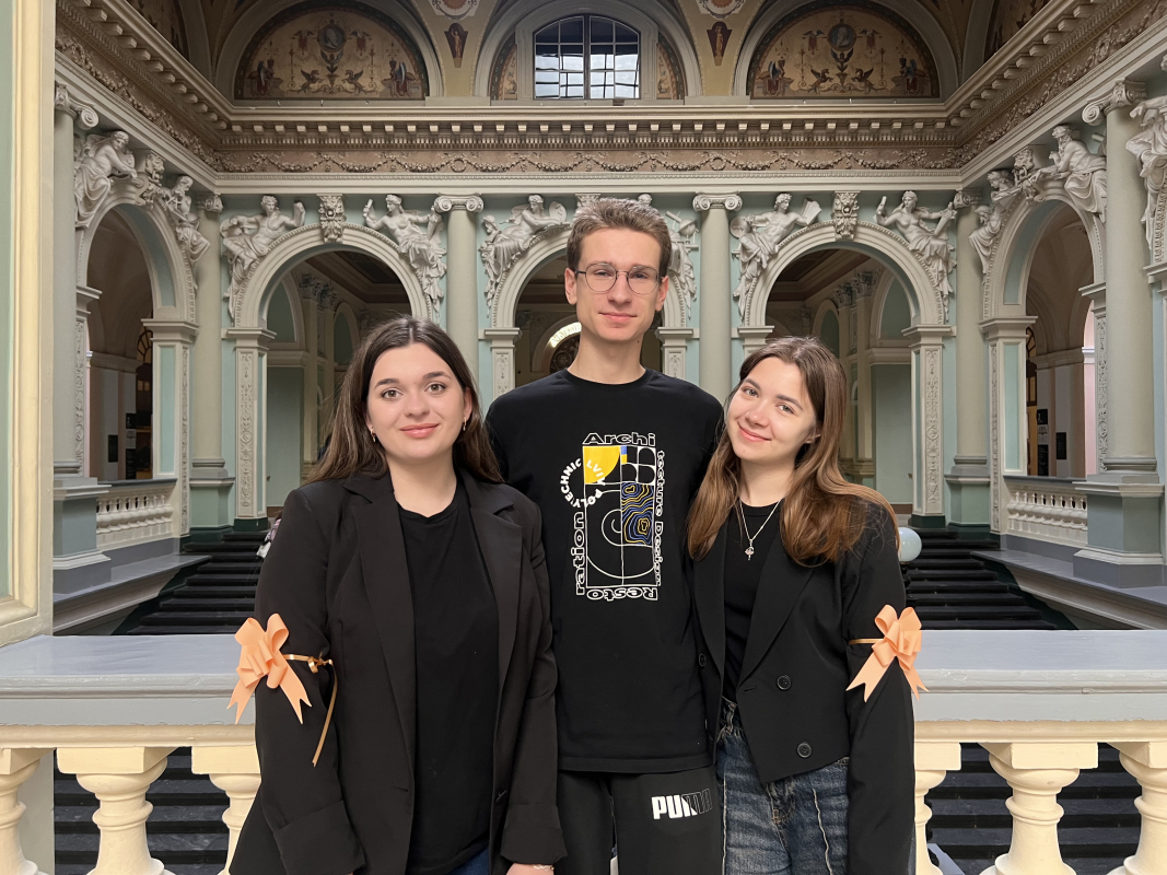 Фото із заходу