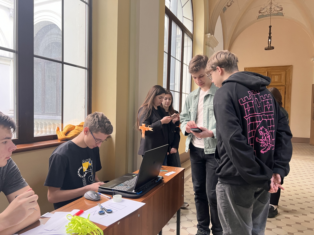 Фото із заходу