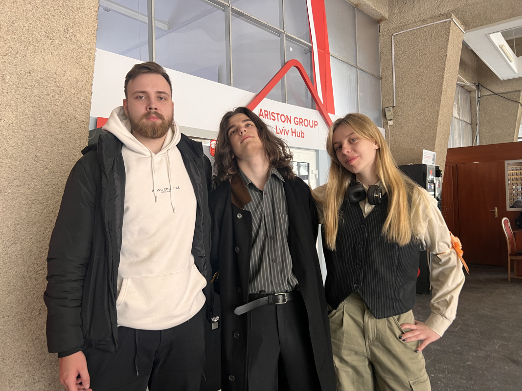 Фото із заходу