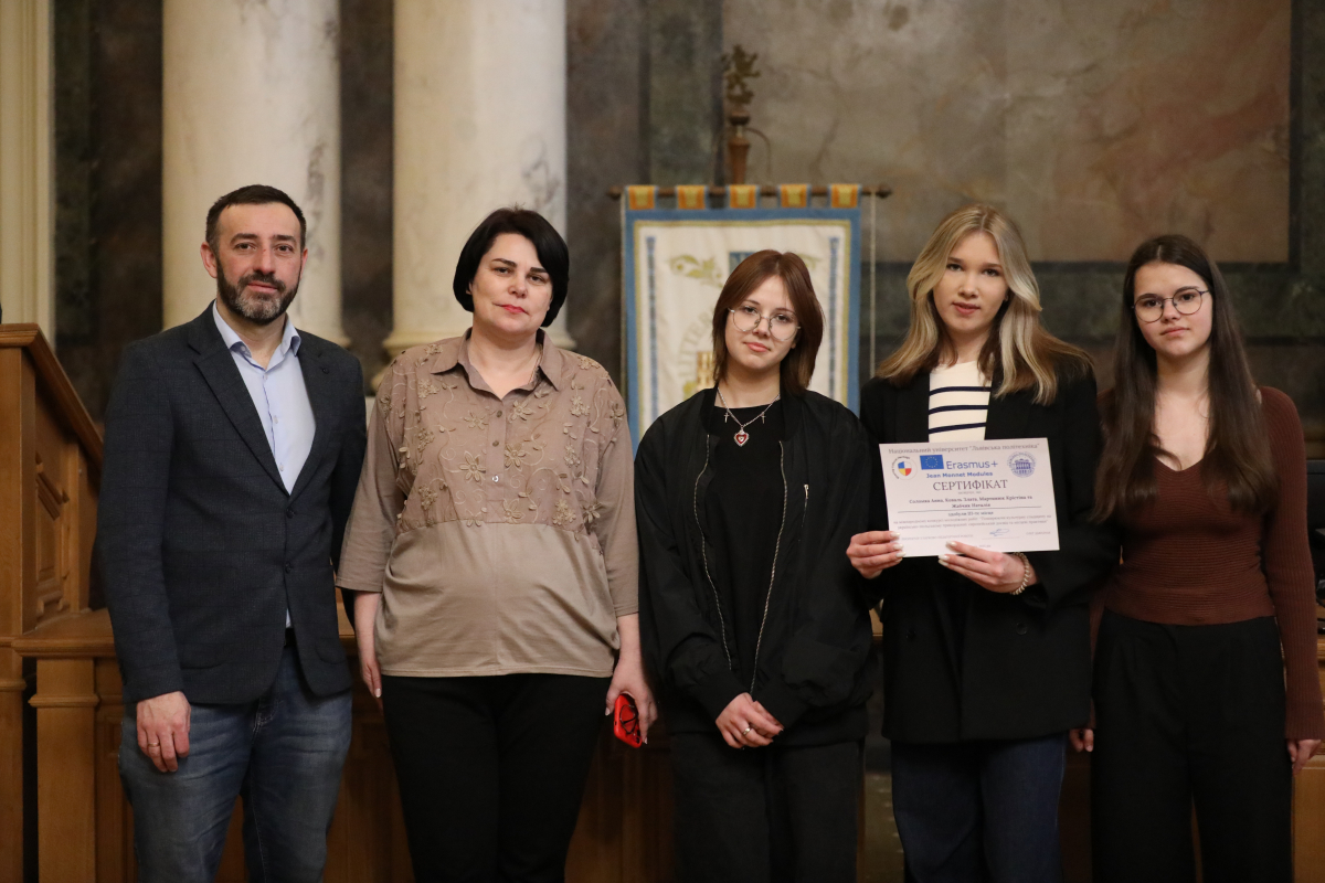 Фото з нагородження переможців конкурсу