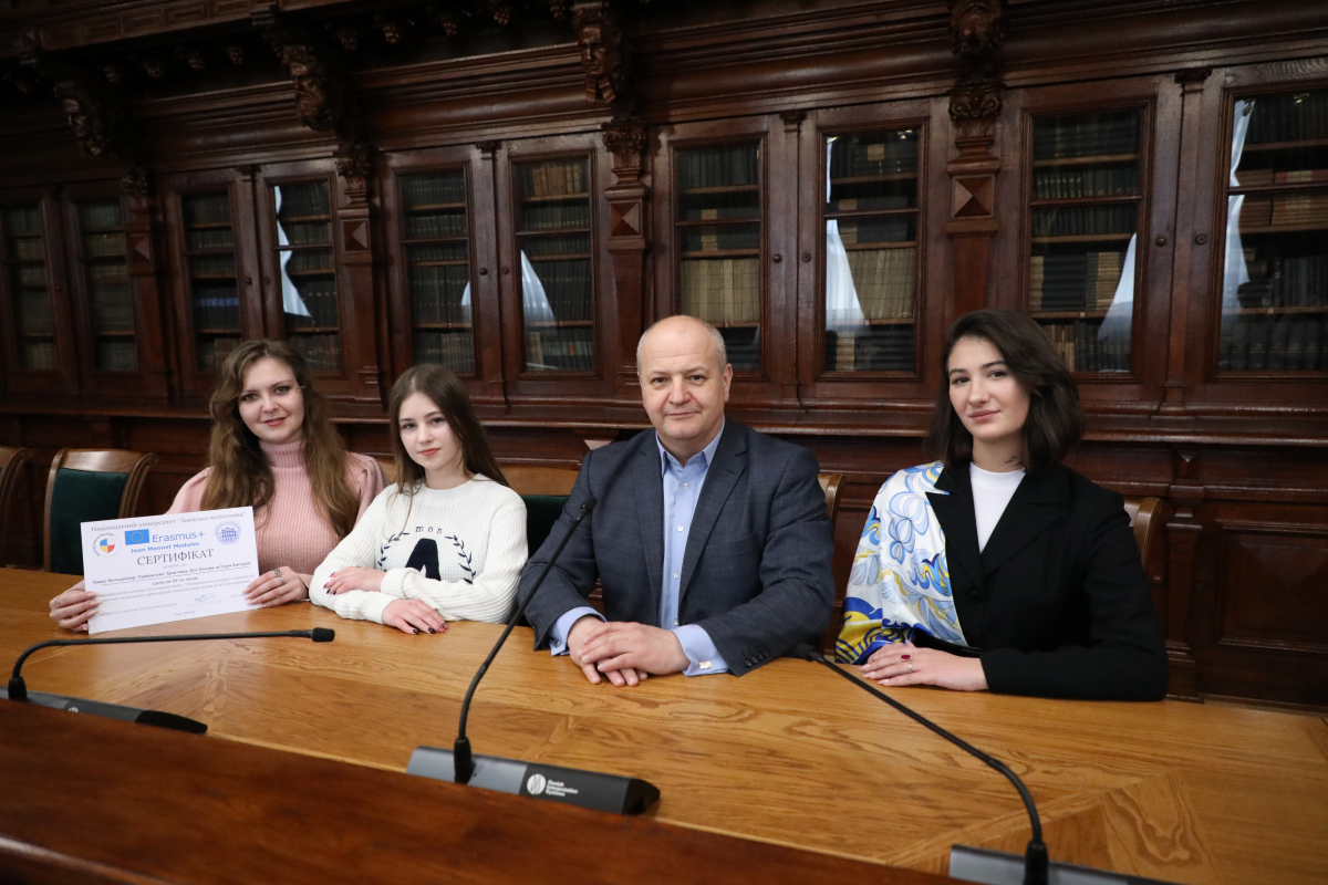 Фото з нагородження переможців конкурсу