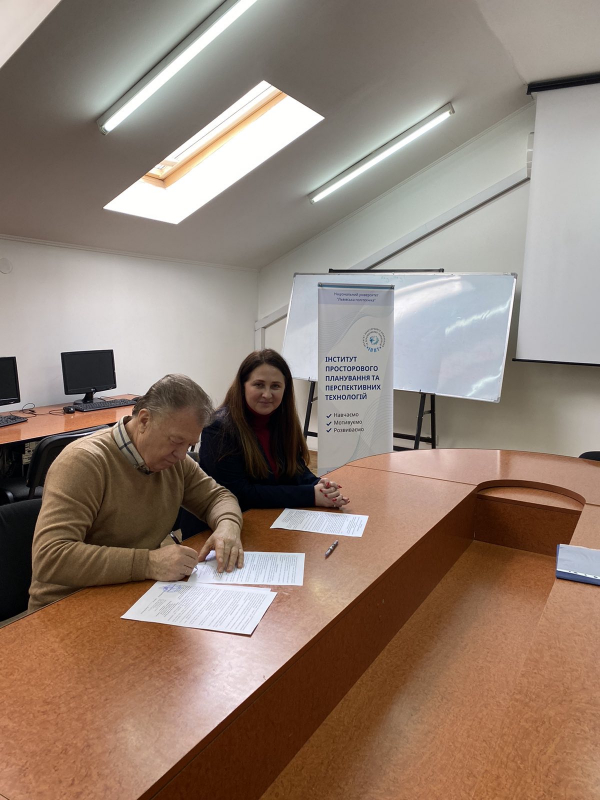 Фото з підписання меморандуму