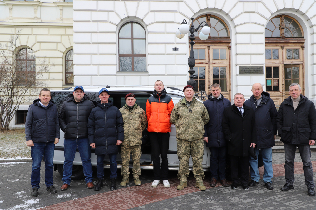 Фото з передавання авто для ЗСУ