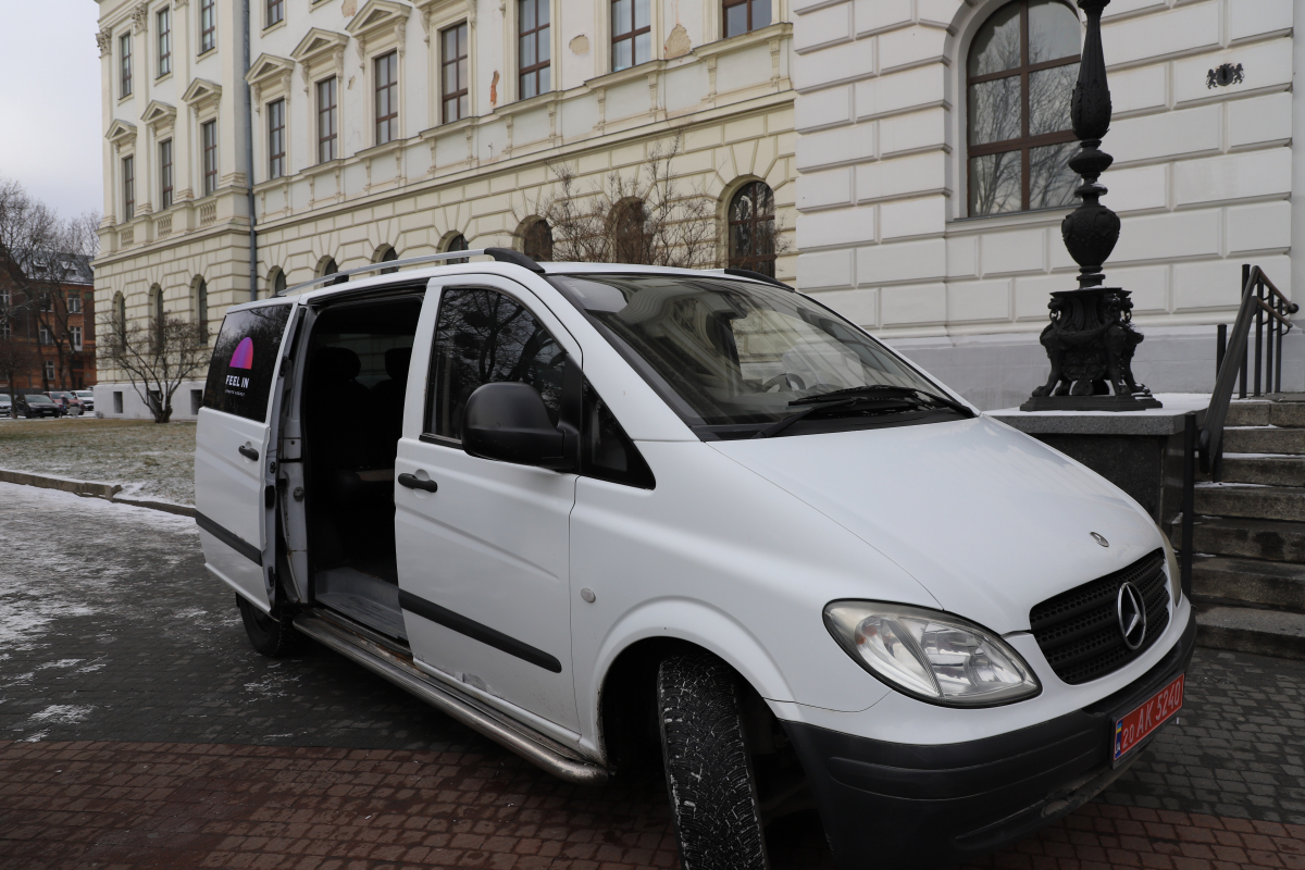 Фото з передавання авто для ЗСУ