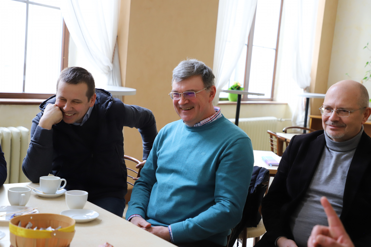 Фото з передавання авто для ЗСУ