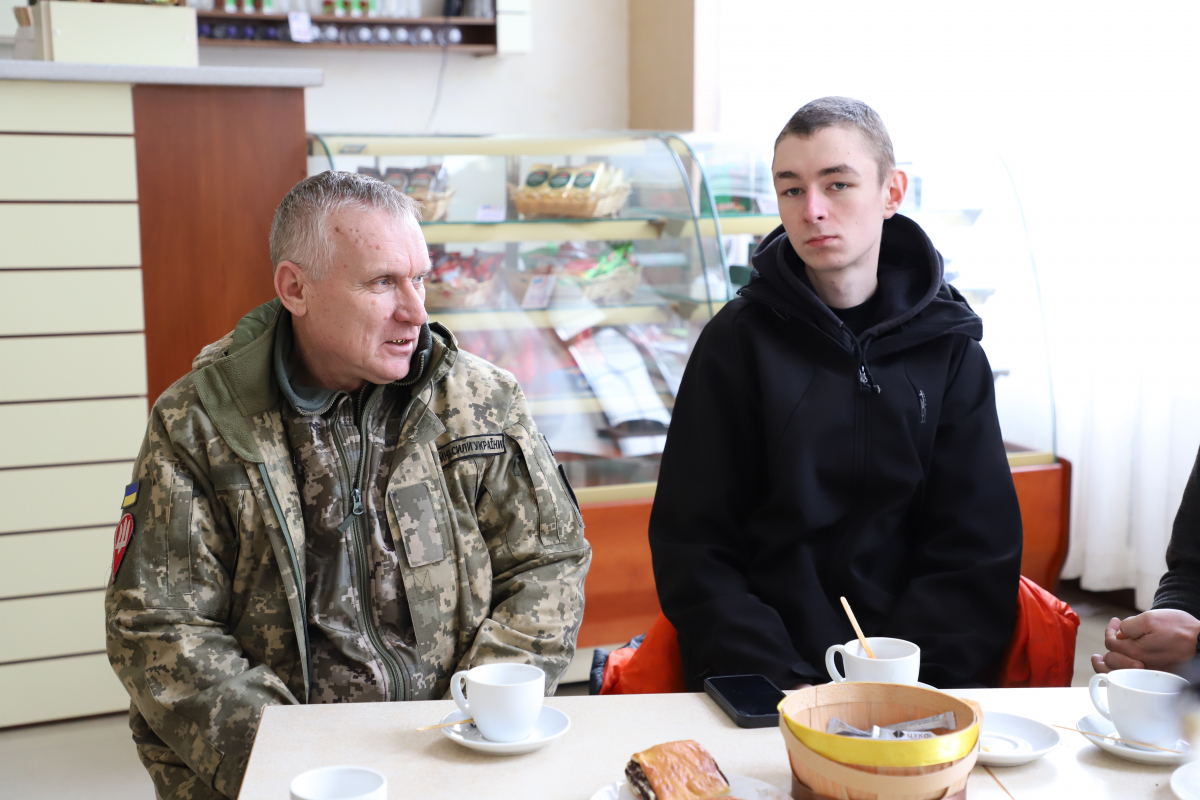 Фото з передавання авто для ЗСУ