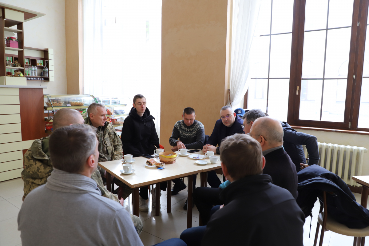 Фото з передавання авто для ЗСУ