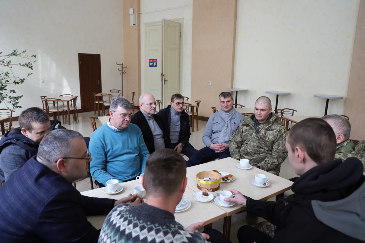 Фото з передавання авто для ЗСУ