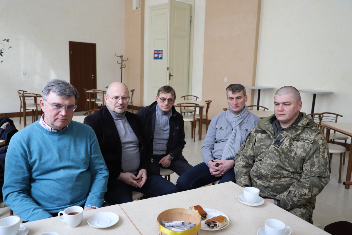 Фото з передавання авто для ЗСУ