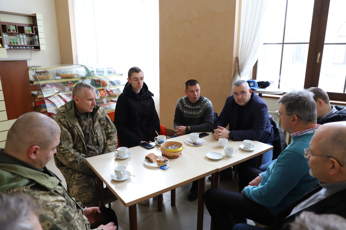 Фото з передавання авто для ЗСУ