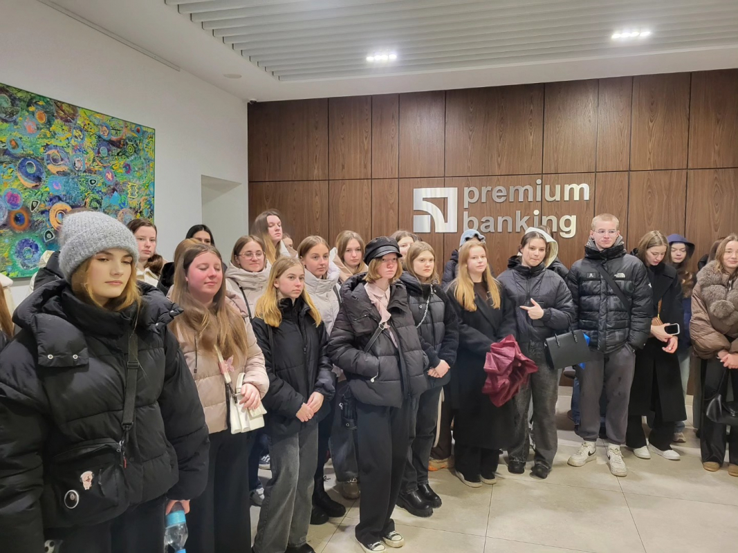 Фото з відвідин банку