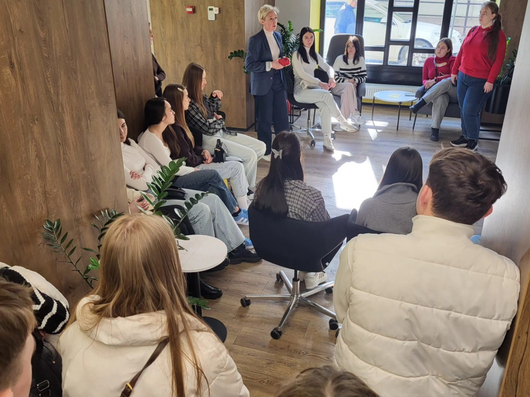 Фото з відвідин банку