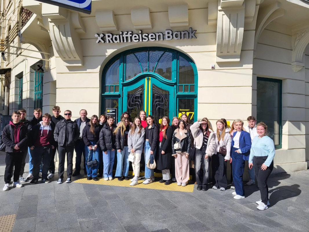 Фото з відвідин банку