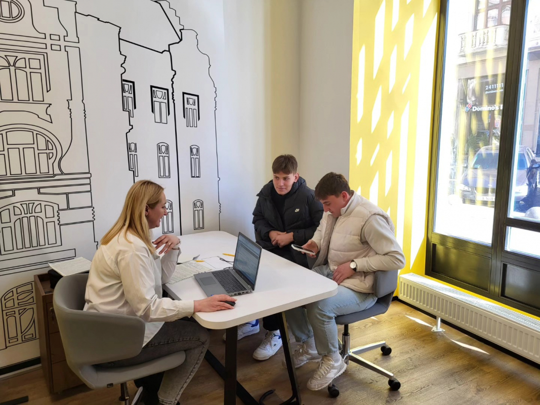 Фото з відвідин банку